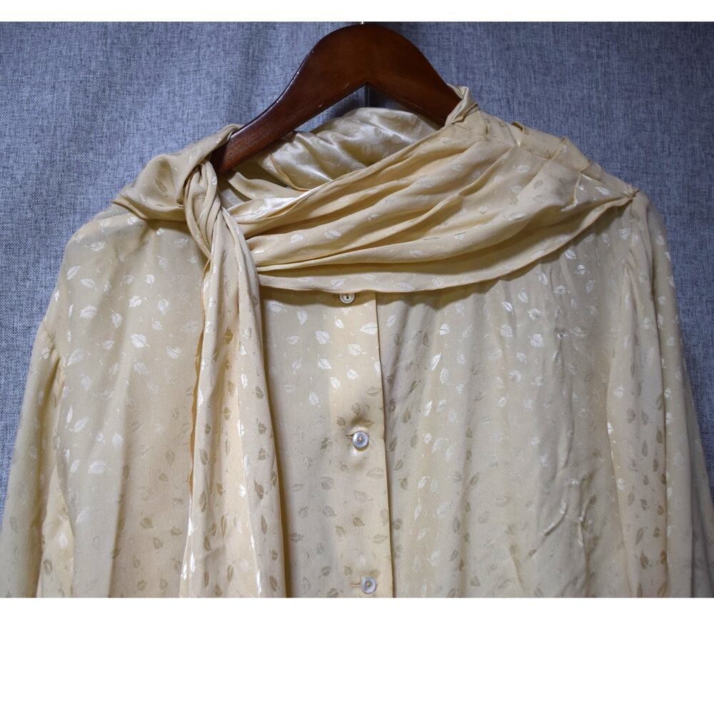 L’Zinger Ivory Silk Jacquard Scarf Neck Blouse Size Medium - Picture 2 of 4